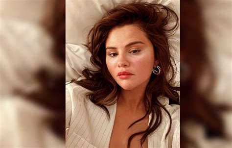 selena gomez dick|Selena Gomez Strips Down for Bathtub Photo During Paris Getaway